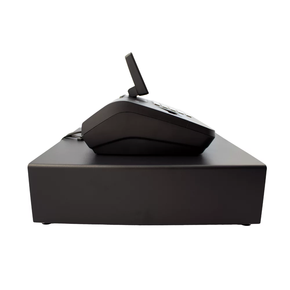 Sam4s NR-420 Registrierkasse in Schwarz - seitliche Ansicht mit geöffnetem Display auf weißem Hintergrund