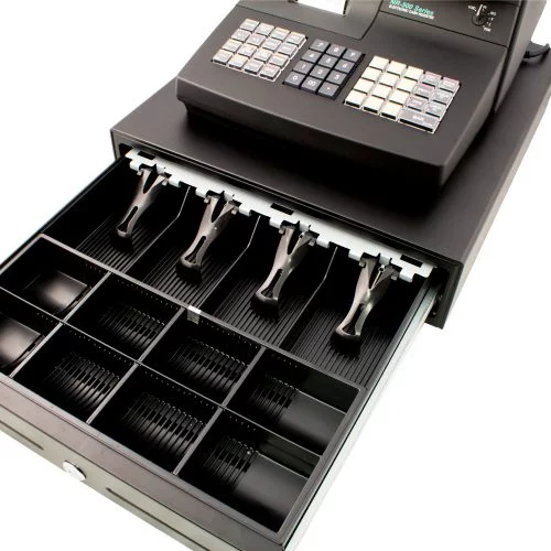 Sam4s NR-510R Registrierkasse schwarz mit geöffneter Kassenschublade - schräge Ansicht von oben