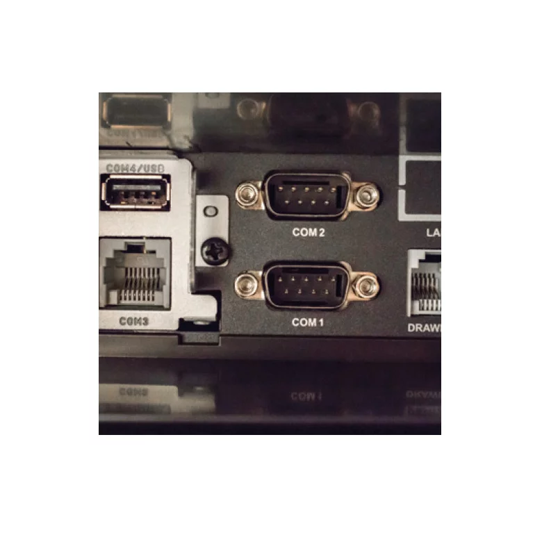 Sam4s ER-920 Registrierkasse in Schwarz - Detailansicht Anschlüsse COM1 COM2 COM4/USB0 Rückseite