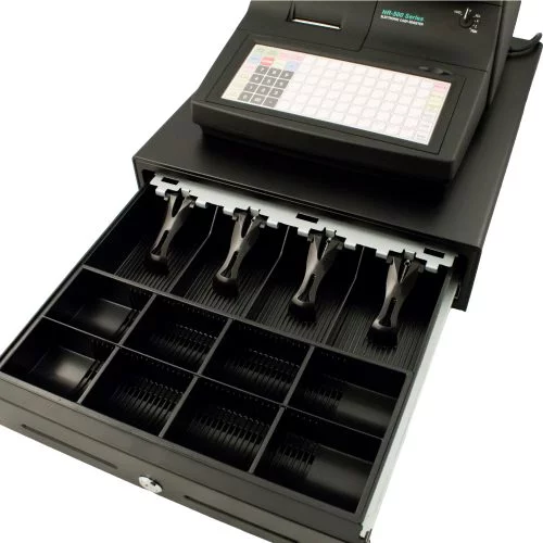 Sam4s NR-510 Registrierkasse in Schwarz mit geöffneter Geldlade - Schrägansicht von vorne zeigt Flachtastatur