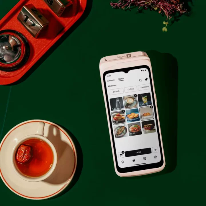 SumUp Terminal All-in-One-Kartenterminal in Weiß - Draufsicht mit App-Display auf grünem Hintergrund