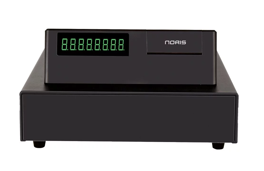 Noris Registrierkasse S-43 in Schwarz - schräge Ansicht mit grünem Display und Kassenschublade
