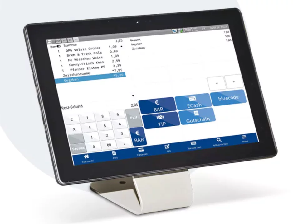 Schultes Bluepos S700 Lite Kassensoftware auf schwarzem Tablet mit weißem Standfuß - schräge Seitenansicht