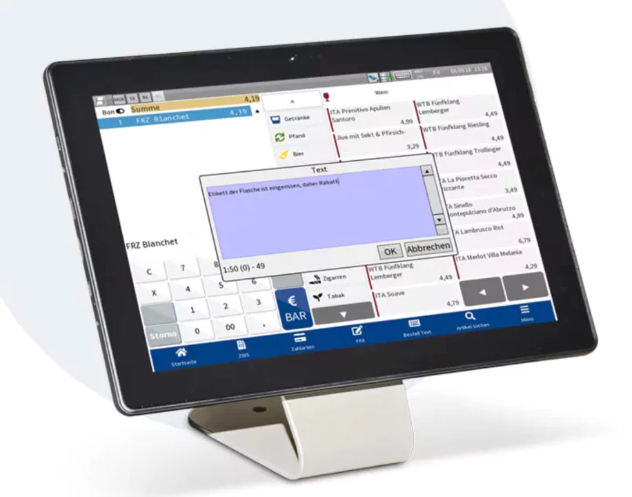 Bluepos S700 Lite Kassensoftware auf schwarzem Tablet mit weißem Standfuß - schräge Ansicht mit Benutzeroberfläche
