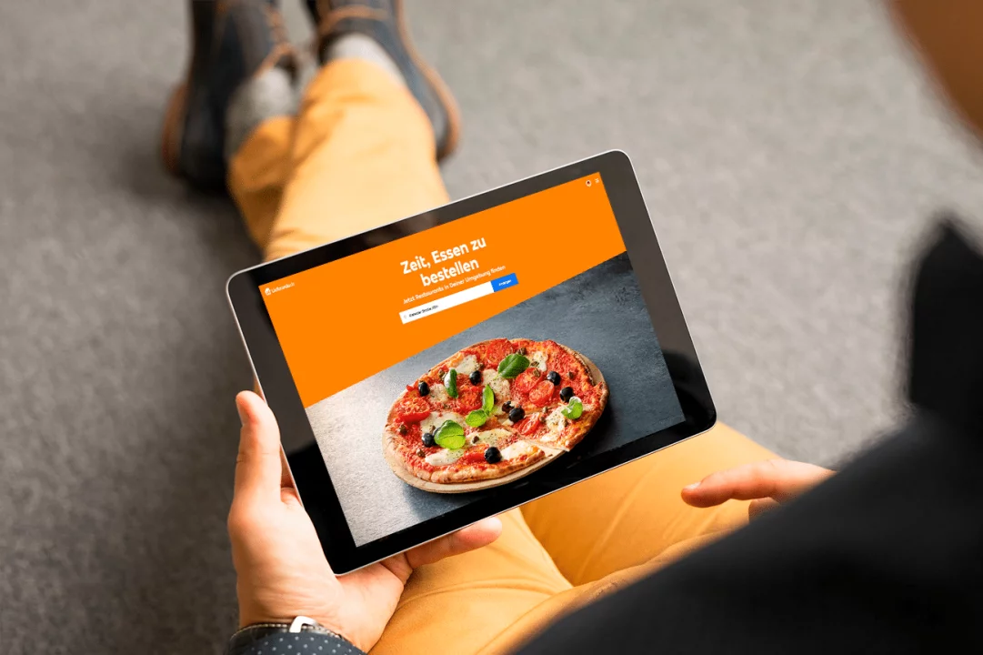 Gastrosoft Add-On Onlineshop auf schwarzem Tablet - Anwendungsansicht mit Pizza-Bestellinterface