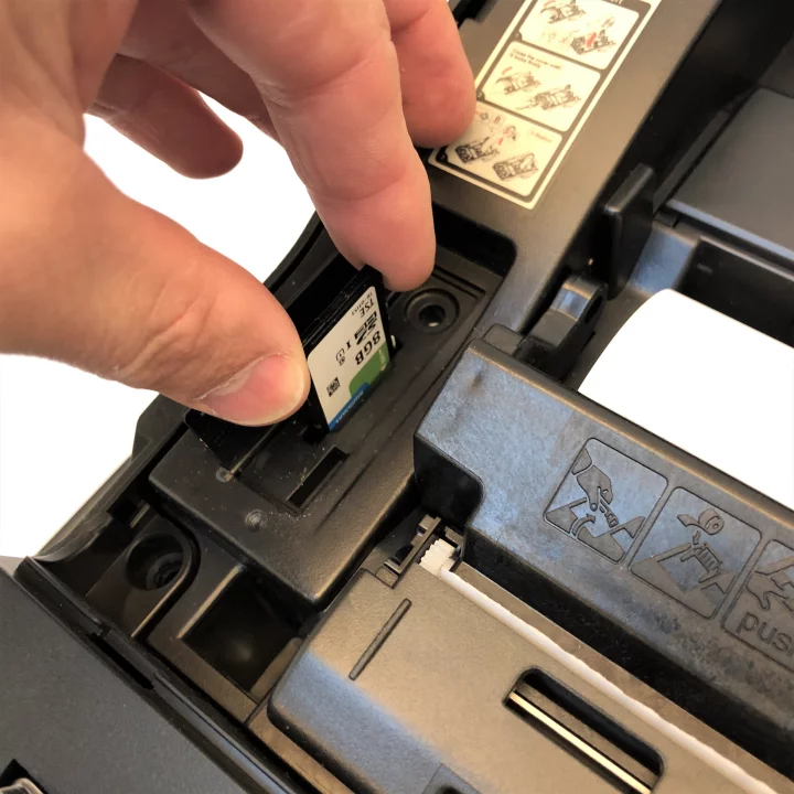 Sam4s NR-510R Registrierkasse mit Hubtastatur in Schwarz - Detailansicht SD-Karten-Einschub für TSE-Modul