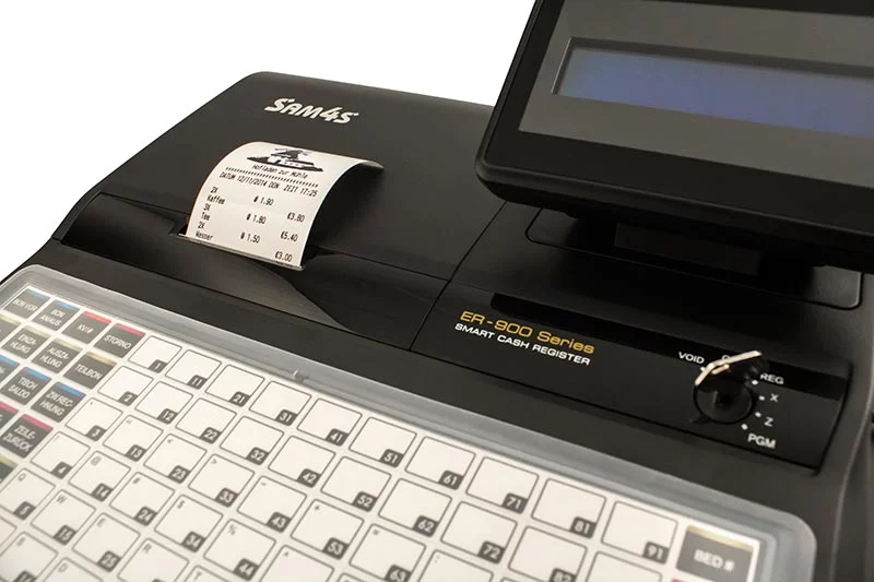 Registrierkasse Sam4s ER-920 in Schwarz mit weißer Tastatur - schräge Detailansicht mit Bondrucker und Display