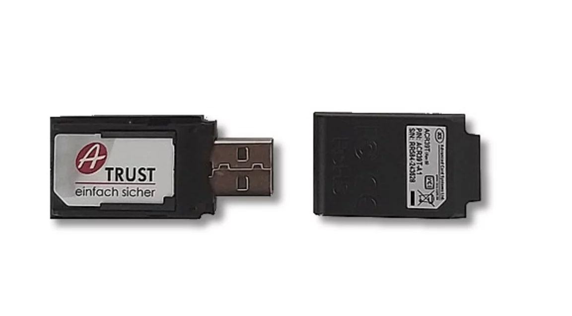 Primasello RKSV SM3 Zertifikat mit USB-Kartenleser in Schwarz - Vorder- und Rückansicht nebeneinander