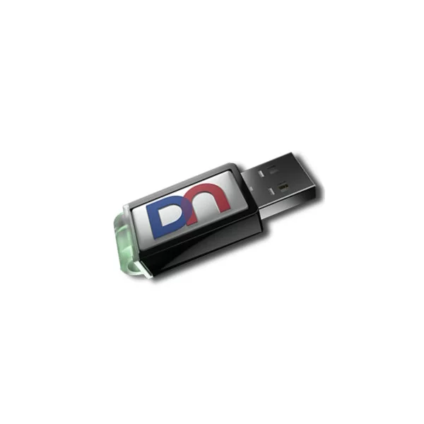 Diebold Nixdorf TSE USB-Stick in Schwarz mit DN Logo - schräge Ansicht der Technischen Sicherheitseinrichtung